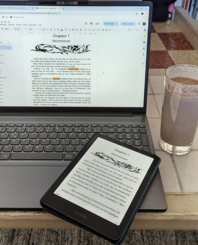 Ordinateur, liseuse et smoothie